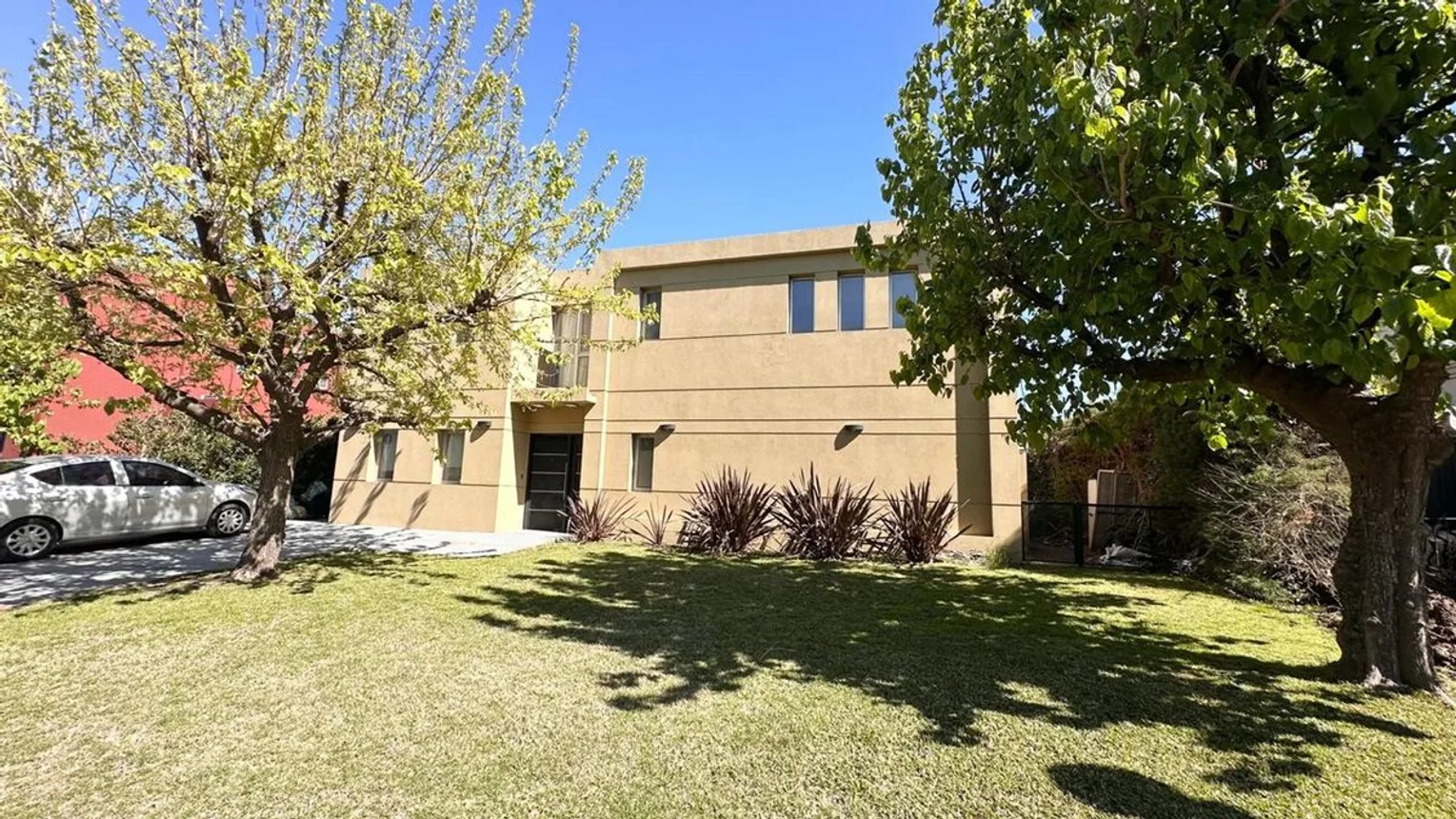 Casa de 7 ambientes en venta en Garín, Centenario 900