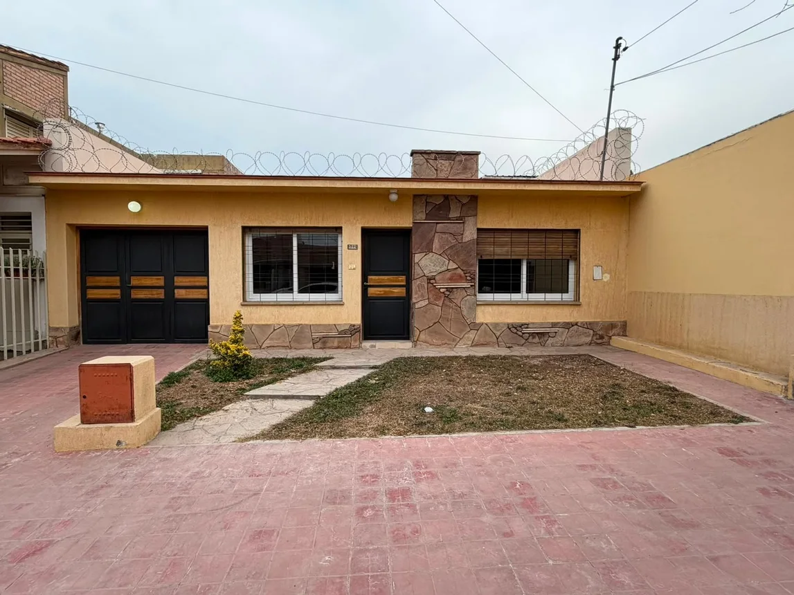 Casa de 4 ambientes en alquiler en Godoy Cruz, Manso 500