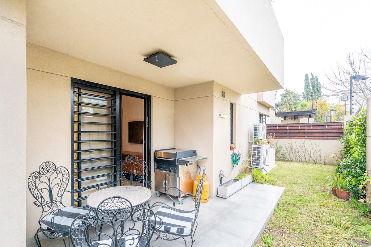VENTA DEPTO 3 AMBIENTES CON COCHERA Y JARDÍN