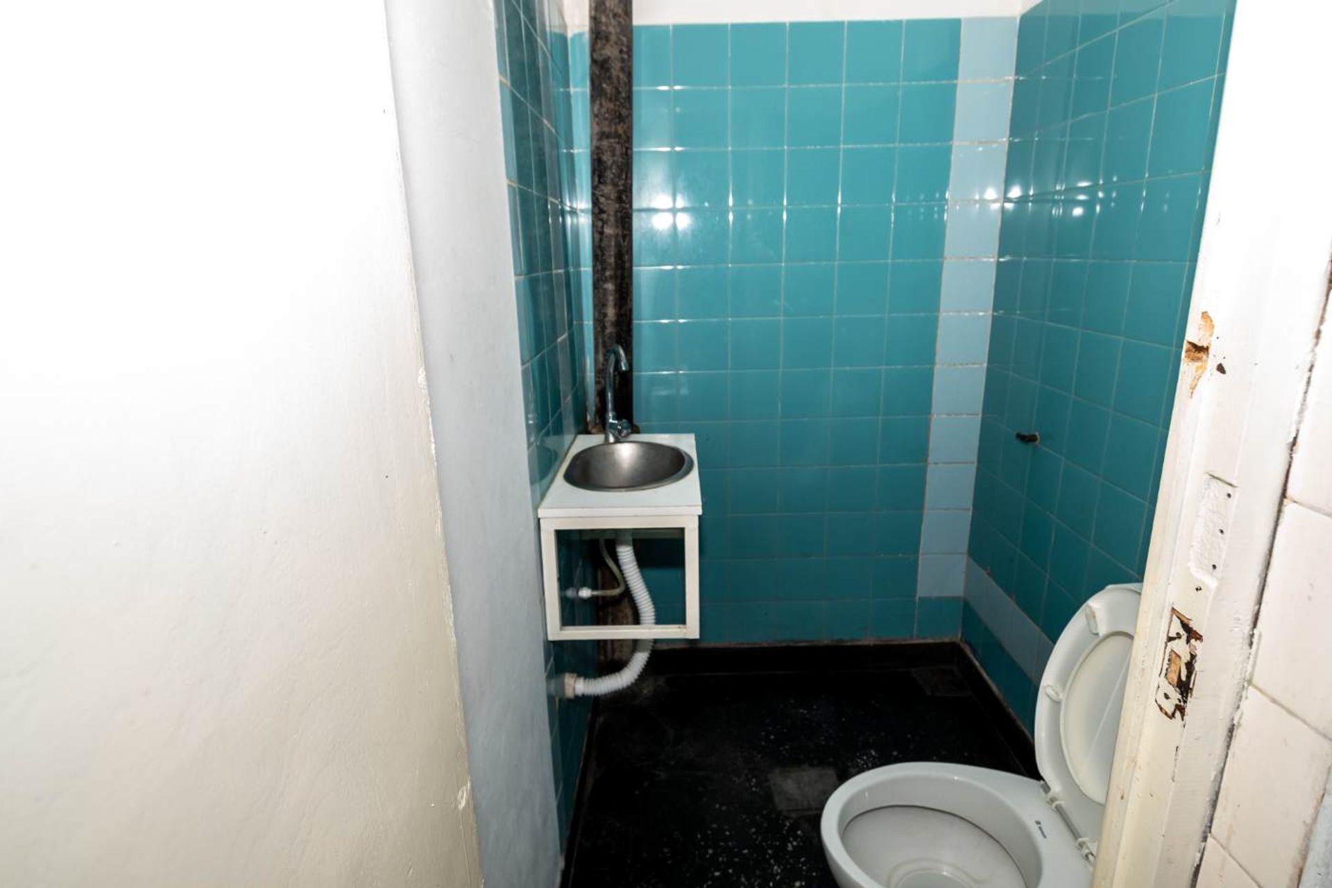 CASA EN VENTA CON LOCALES SOBRE AV. ARTIGAS - foto 3