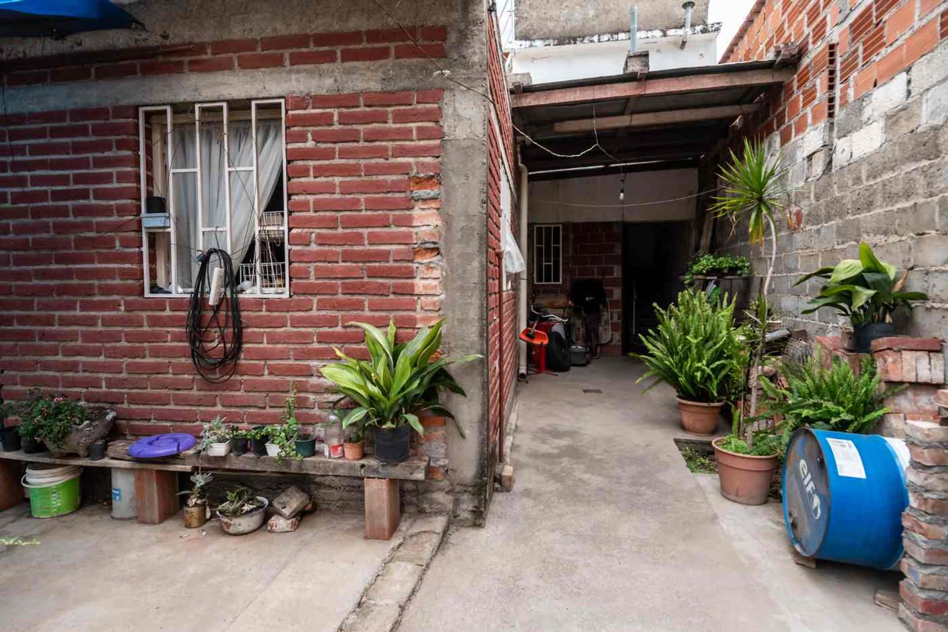 CASA EN VENTA CON LOCALES SOBRE AV. ARTIGAS - foto 11