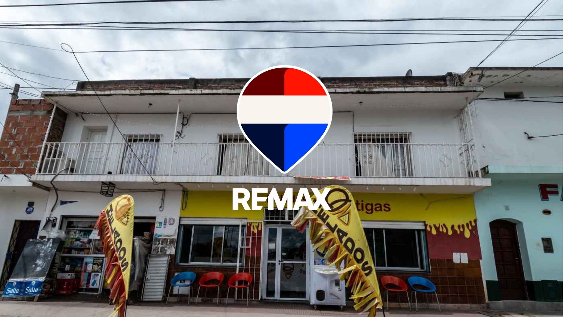 CASA EN VENTA CON LOCALES SOBRE AV. ARTIGAS - foto 1