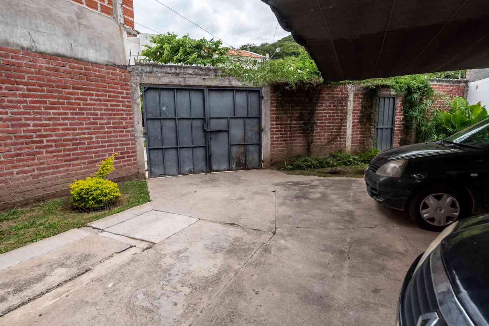 CASA EN VENTA CON LOCALES SOBRE AV. ARTIGAS - foto 9