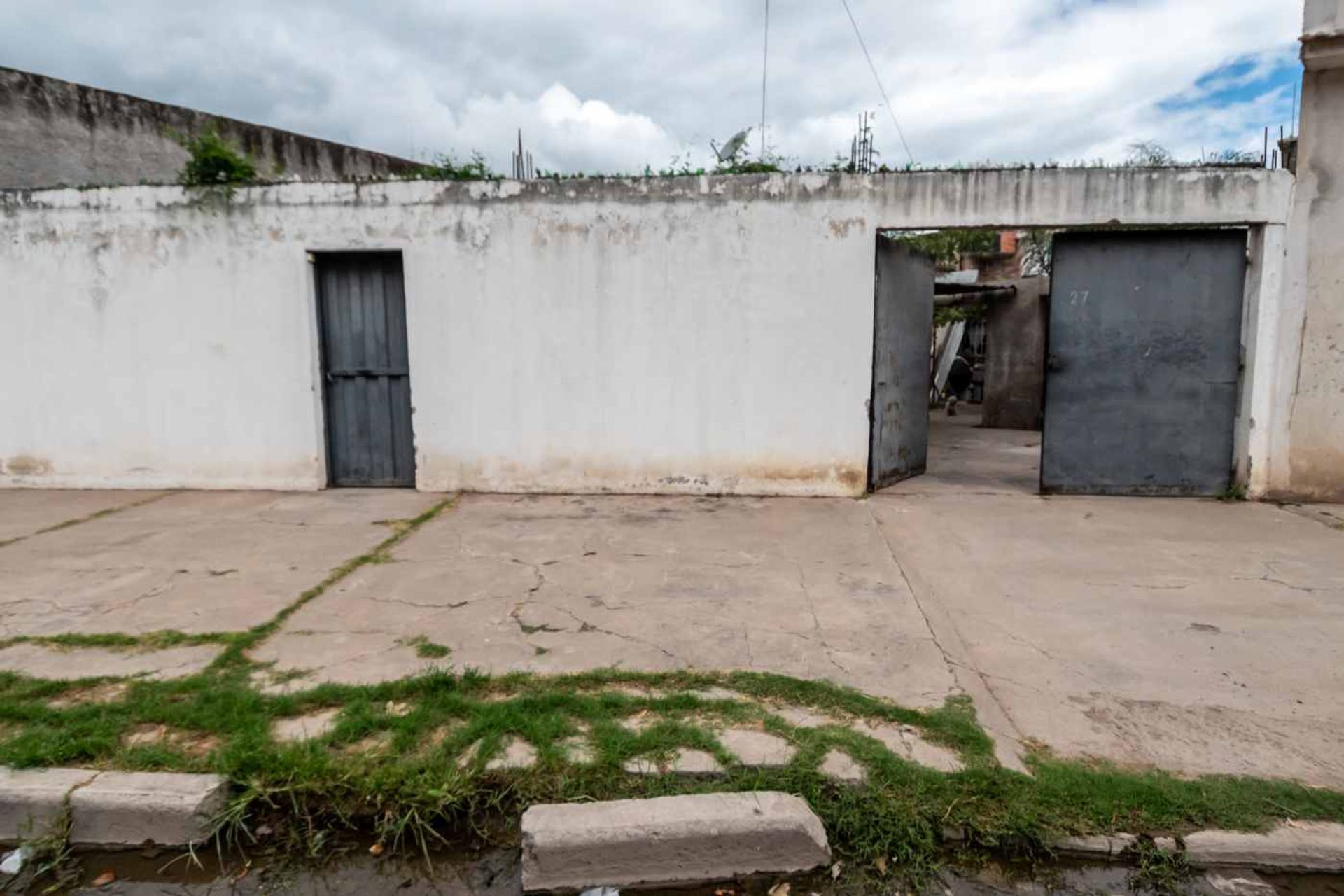 CASA EN VENTA CON LOCALES SOBRE AV. ARTIGAS - foto 10