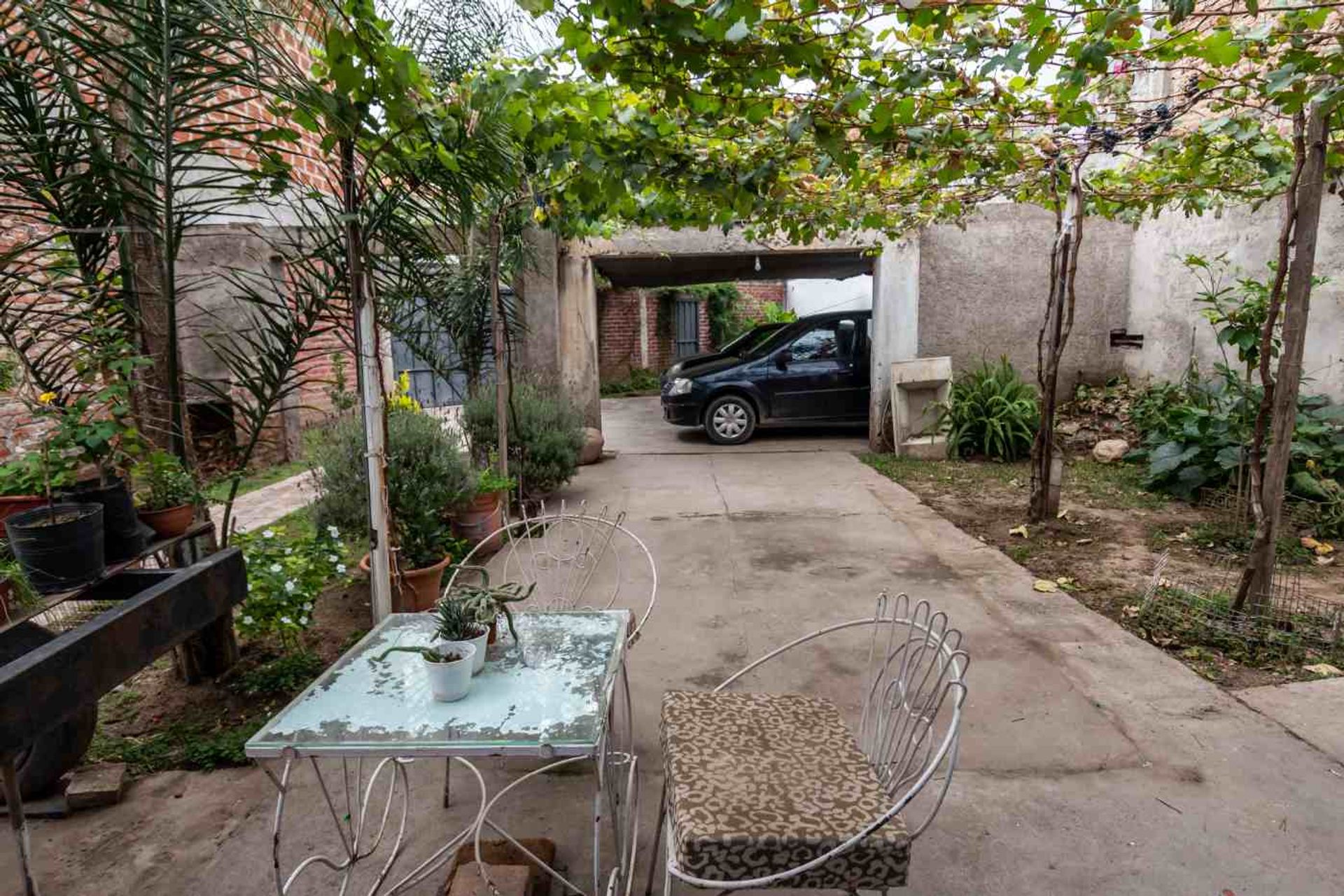 CASA EN VENTA CON LOCALES SOBRE AV. ARTIGAS - foto 8