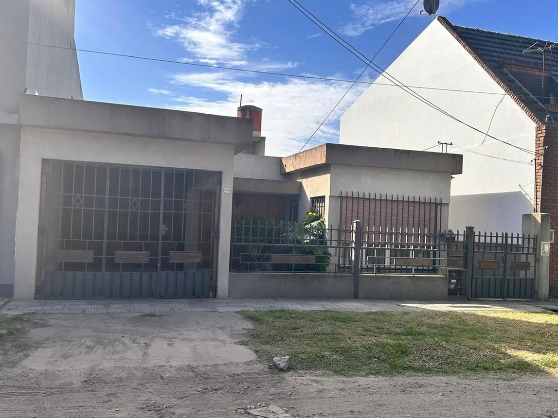 Casa en venta en Villa Luzuriaga, foto 2