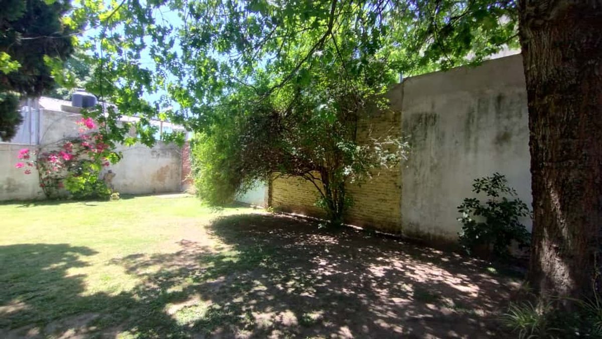VENTA CASA 4 AMBIENTES EN BERNAL CON AMPLIO LOTE