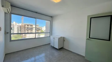 Alquiler Consultorio sobre Av. 18 de Julio piso 9