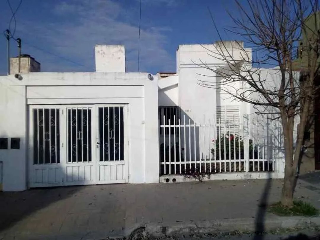 VENTA DE CASA 3 DORM PATIO COCHERA ESCRITURA