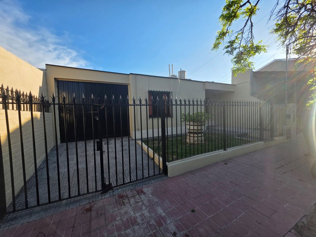 Venta de casa B° Jardin Luzuriaga- Maipú. 5 ambien
