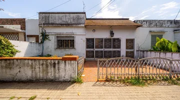 CASA EN VENTA EN B° BELGRANO DOS DORMITORIOS/PATIO