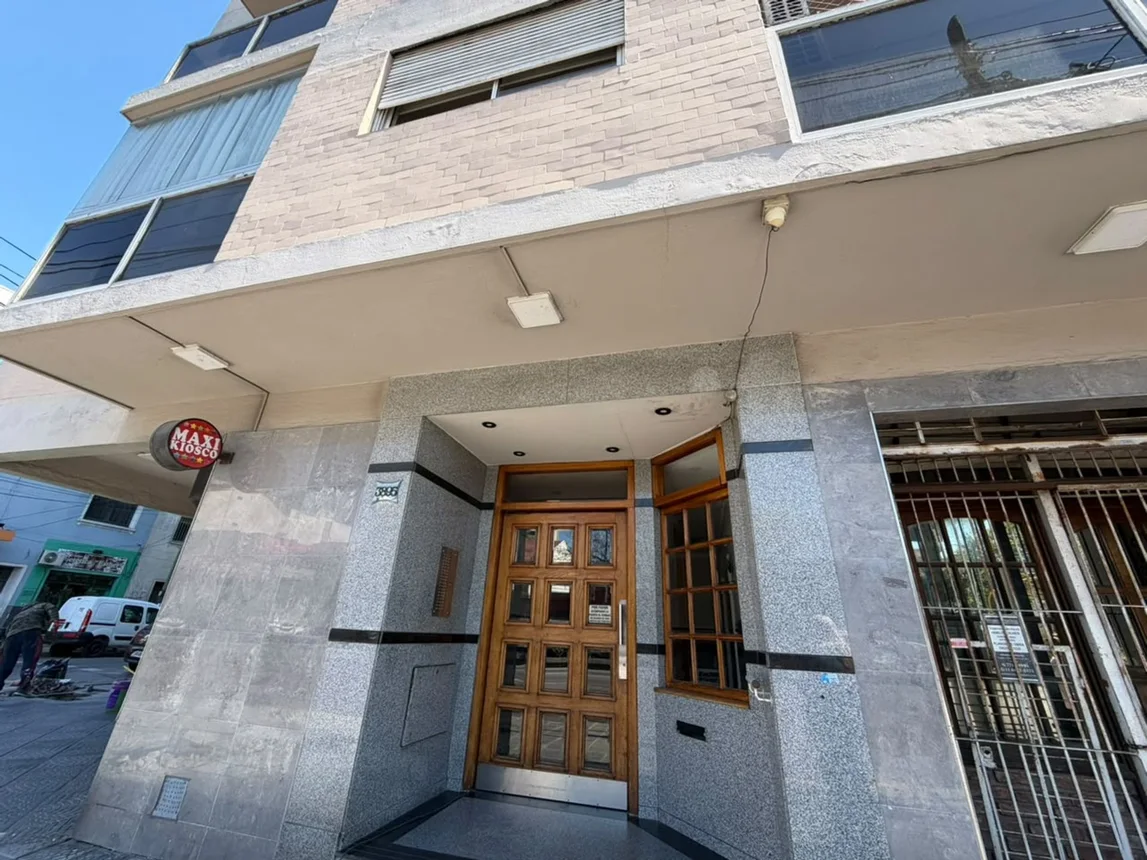 Departamento en alquiler en Lanús Oeste, Avenida Hipólito Yrigoyen 3800