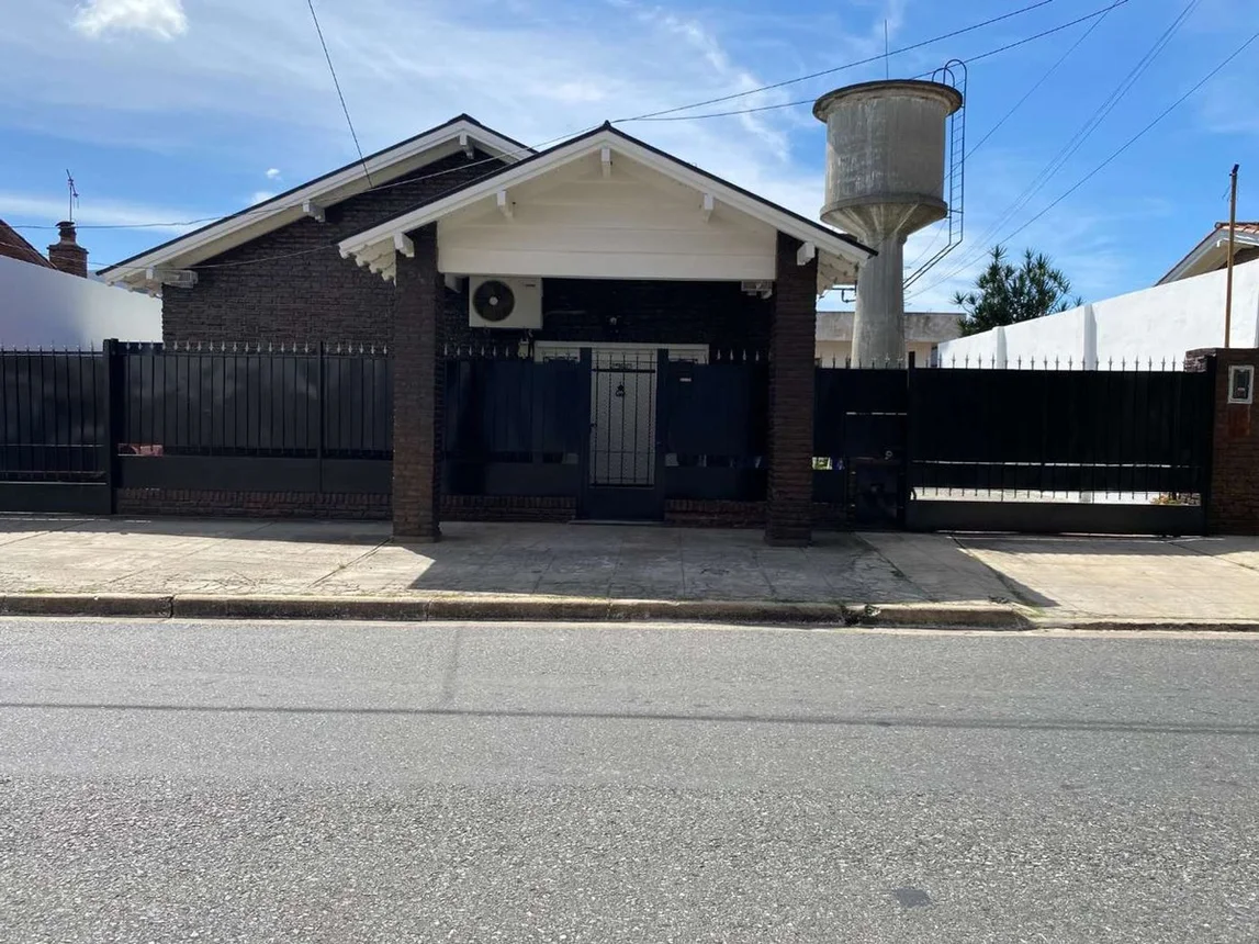 Casa de 4 ambientes en venta en Isidro Casanova, La Haya 2900