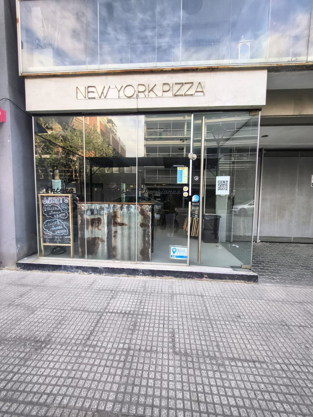 Local comercial a la calle en alquiler sobre Baez