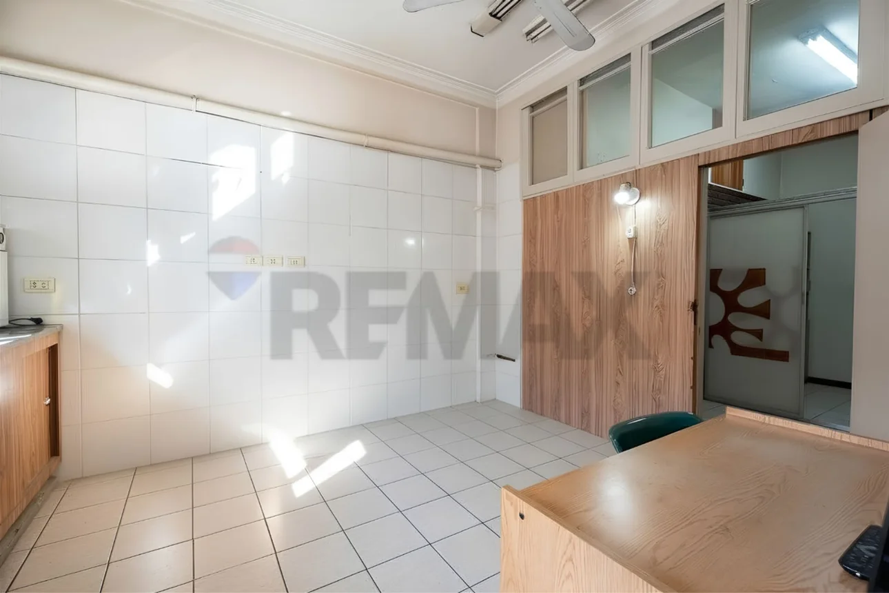 Piso de 7 ambientes en venta en Lanús Oeste, Avenida Hipólito Yrigoyen 4200, foto 2