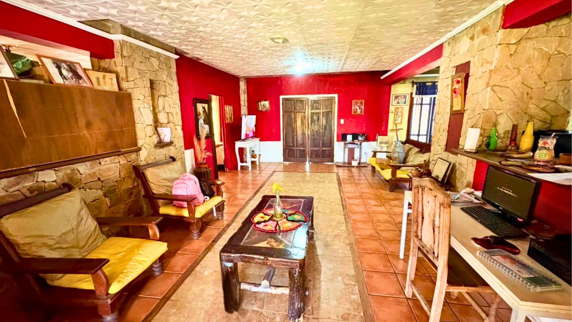 CASA ESQUINA EN SA LUIS CON GRAN PATIO Y PILETA. - foto 2