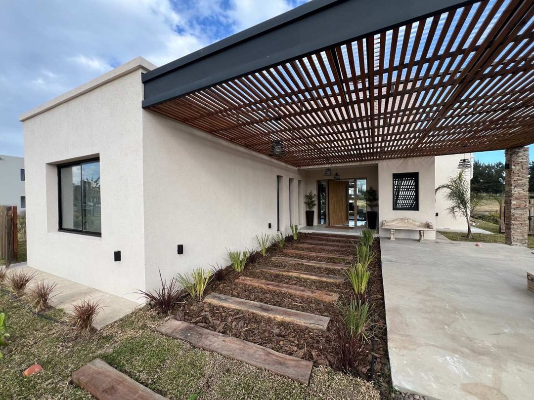 VENTA Casa 4 Ambientes a la Laguna Bo.  El CAZAL