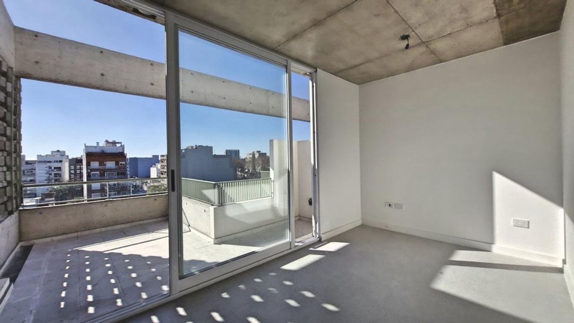 Foto 2 — Venta Monoambiente en L con amplio Balcón P. Chas