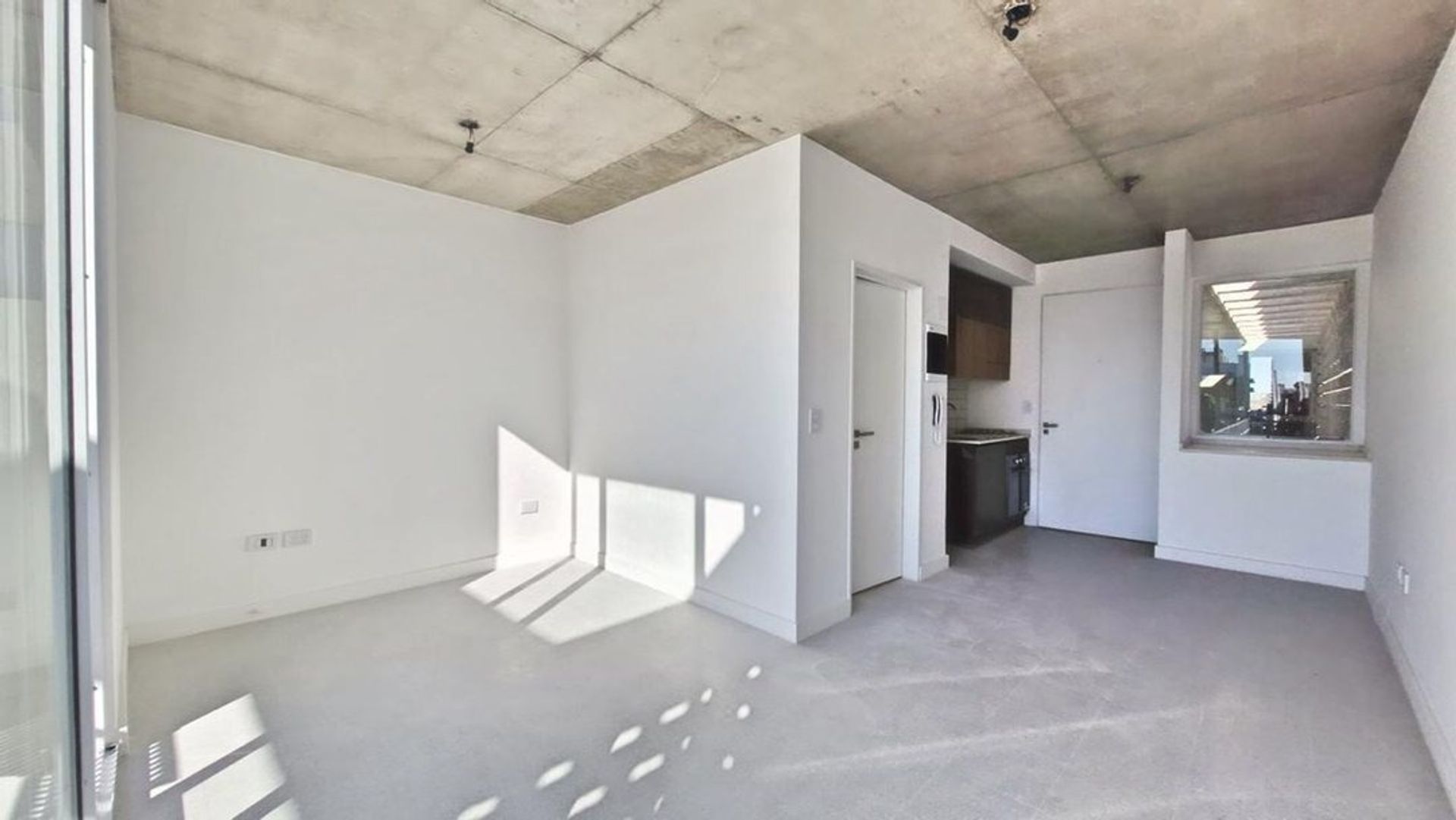 Foto 3 — Venta Monoambiente en L con amplio Balcón P. Chas