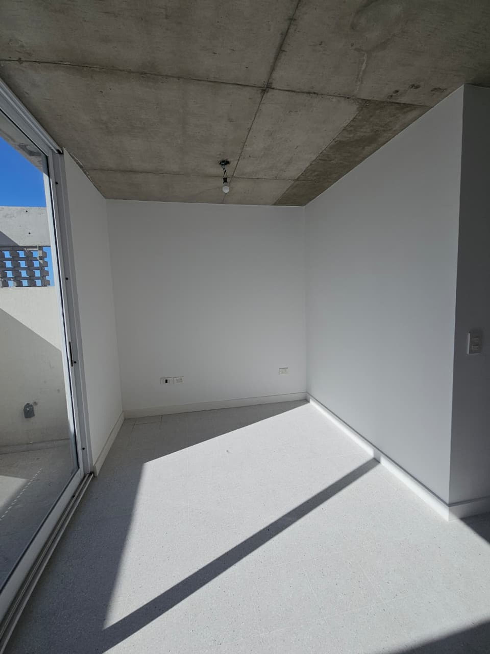 Foto 5 — Venta Monoambiente en L con amplio Balcón P. Chas