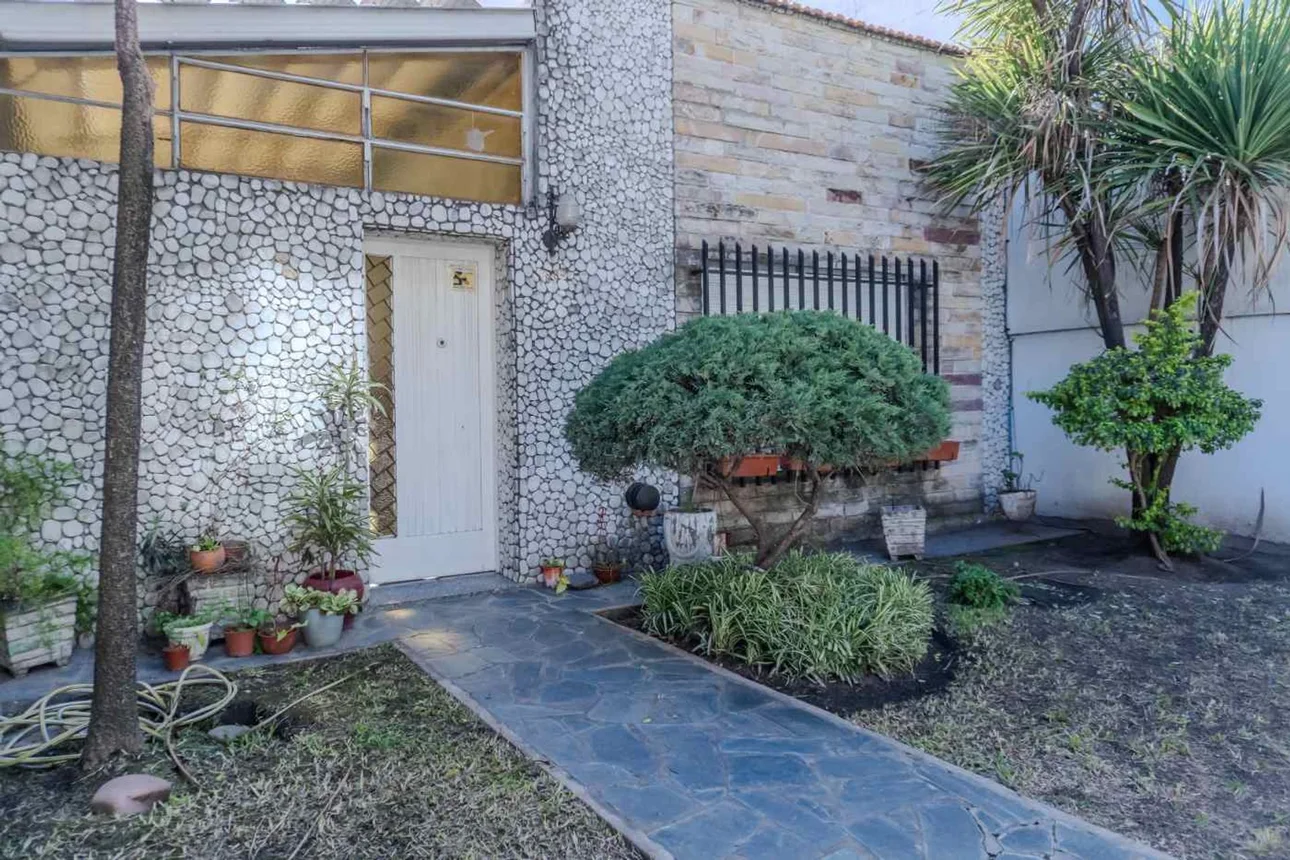 Casa de 4 ambientes en venta en Monte Castro, Cervantes 1800
