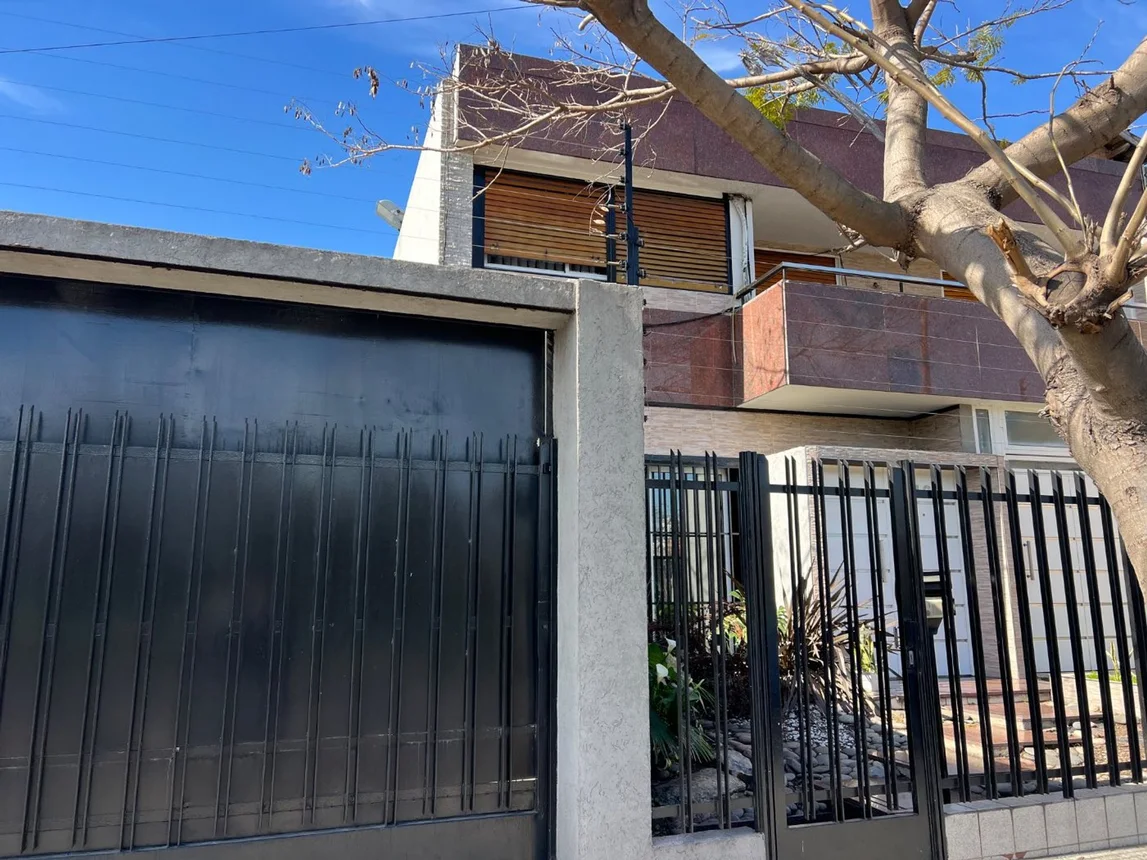 Casa de 4 ambientes en venta en Mataderos, Avenida General Paz 13400
