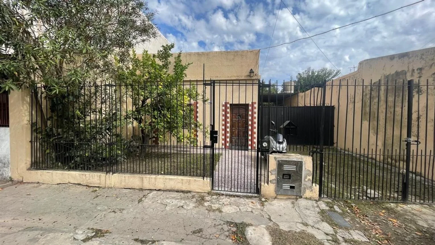 Casa de 3 ambientes en venta en Lanús Oeste, Yerbal 5000