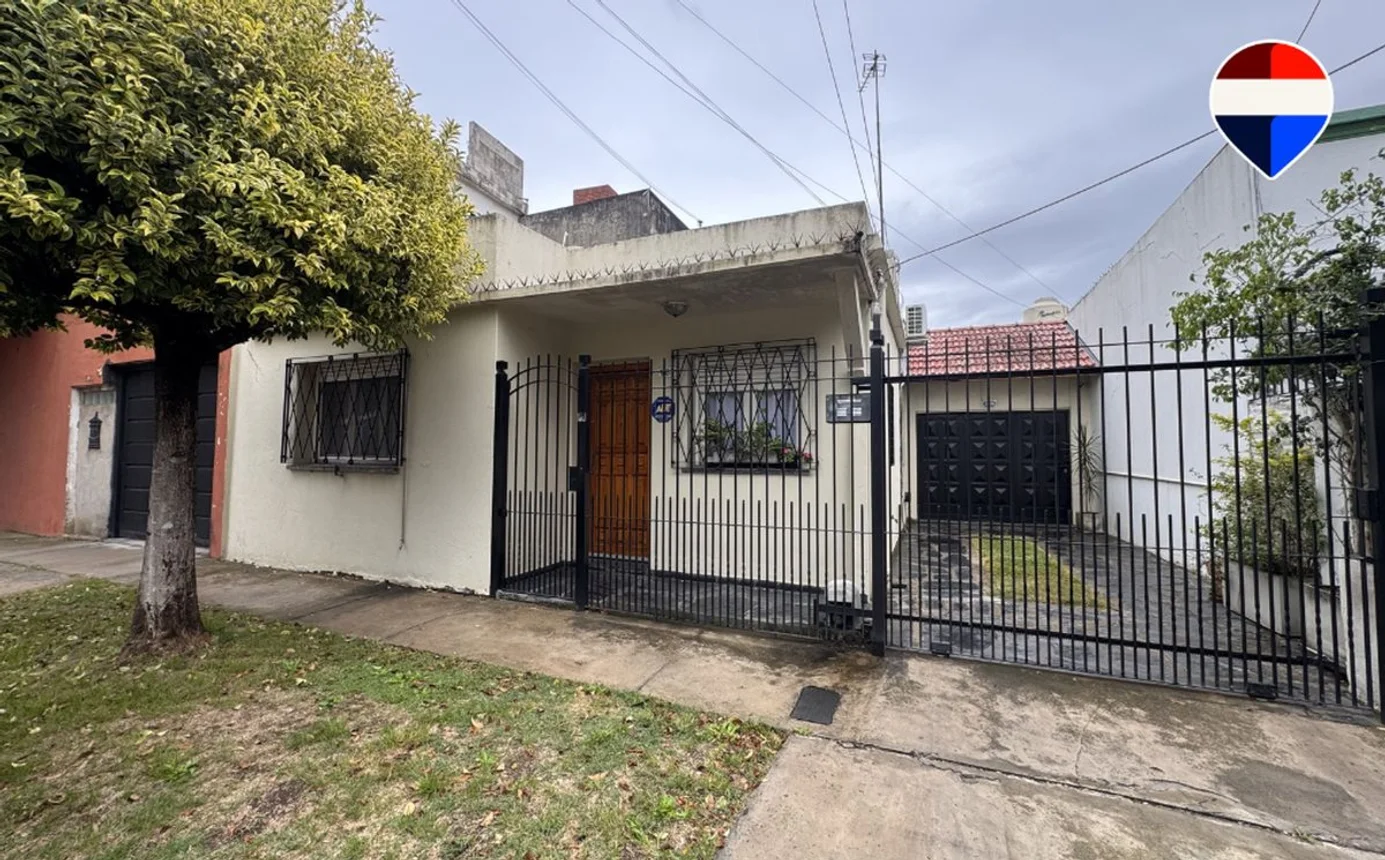 Casa de 3 ambientes en venta en Quilmes, Sarratea 900