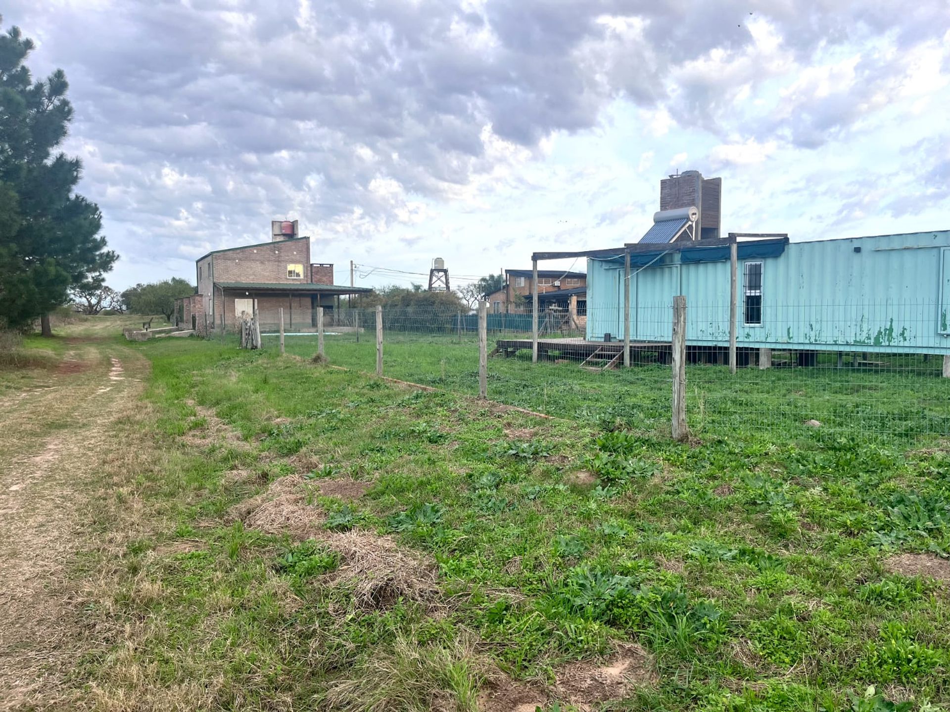 Se vende lote con mejoras en faro del leyes