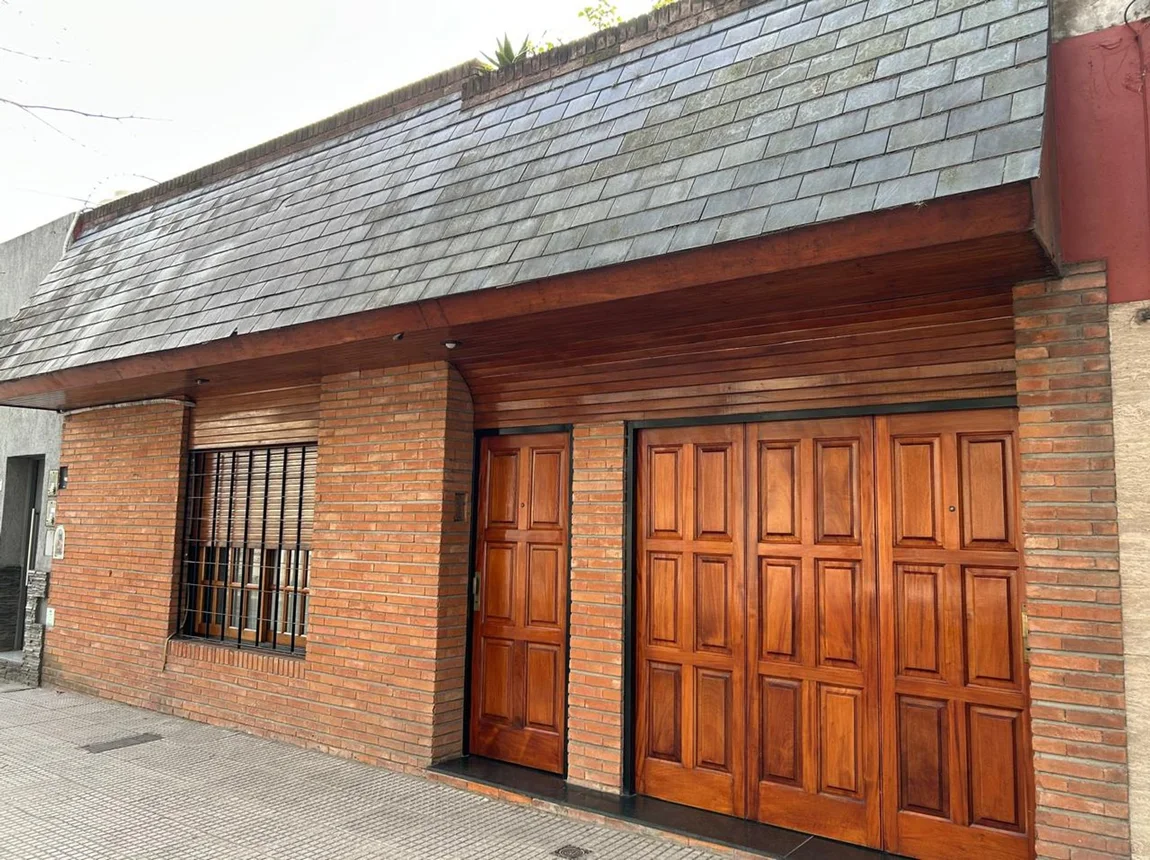 Casa de 4 ambientes en venta en Liniers, Patrón 6400