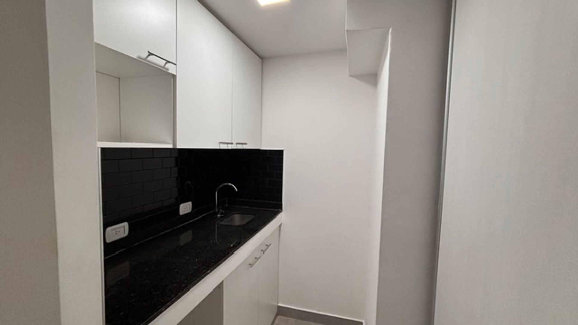 MONOAMBIENTE/ OFICINA VENTA C/COCHERA MAIPU AL 100 - foto 5