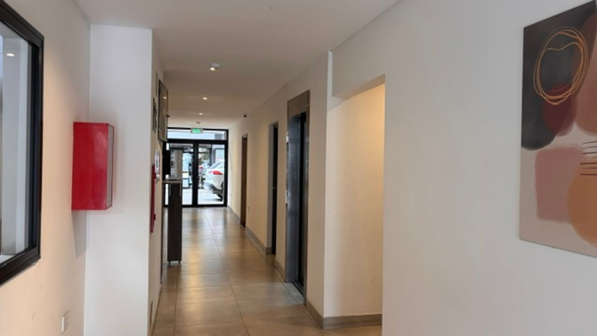 MONOAMBIENTE/ OFICINA VENTA C/COCHERA MAIPU AL 100 - foto 2