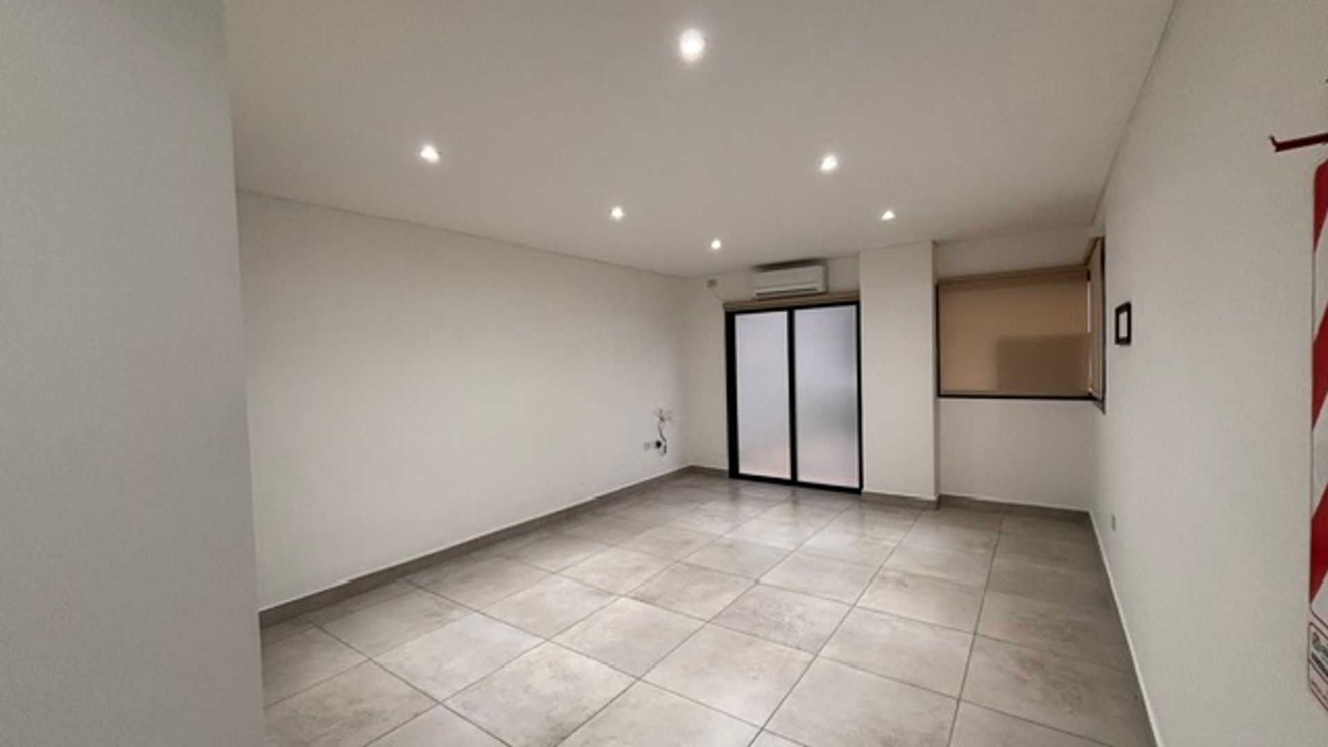 MONOAMBIENTE/ OFICINA VENTA C/COCHERA MAIPU AL 100 - foto 4