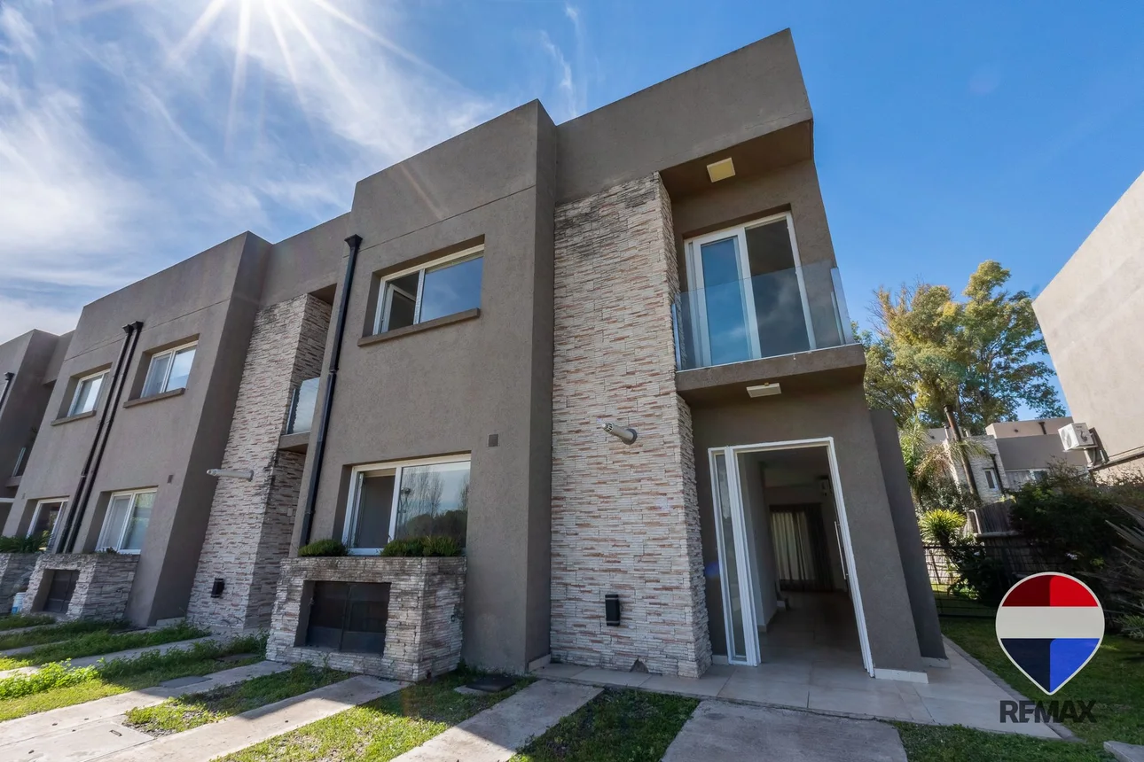 Casa dúplex de 4 ambientes en venta en Villa Rosa, Rua Caamaño 1100