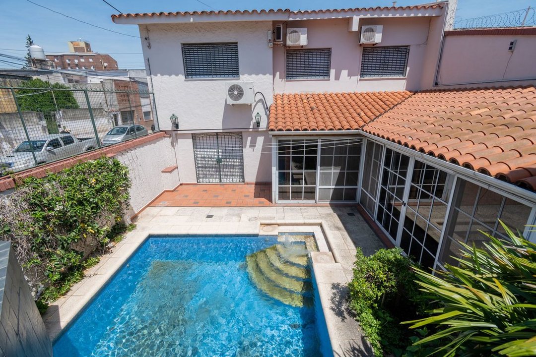 Casa de Categoría a 5 cuadras de BV Pellegrini.