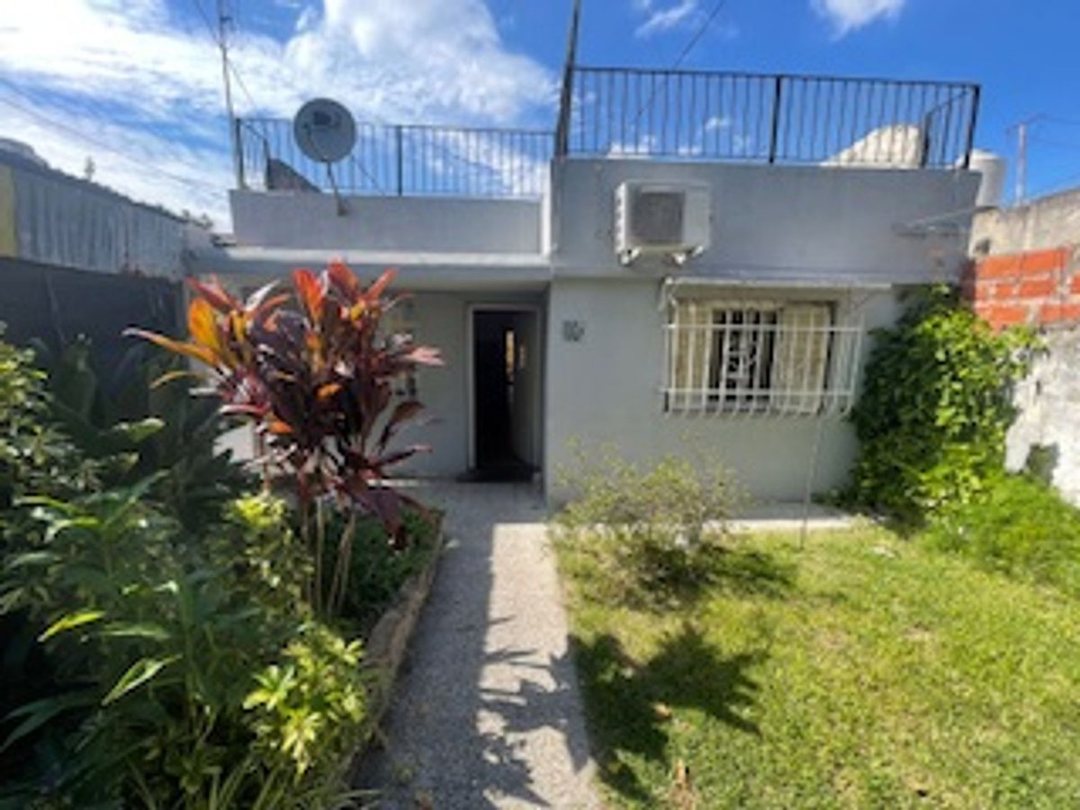 CASA 3 AMB+DEPTO 3 AMB C/PATIO Y GARAGE-LANUS.E