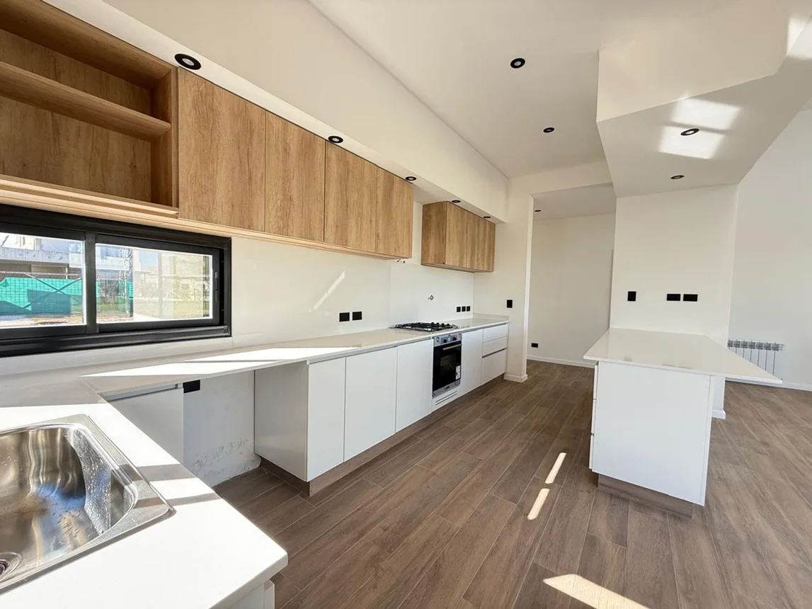 Casa de 4 ambientes en venta en Funes, Arturo Illia 300, foto 2
