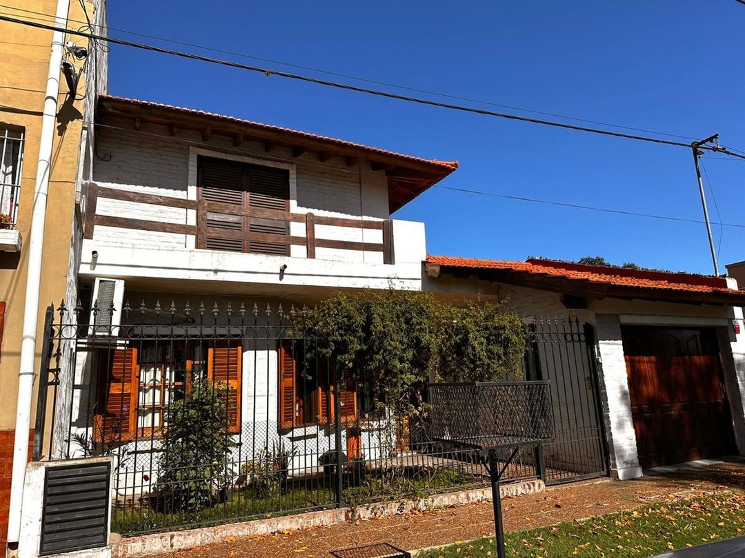 VENTA CASA 5 AMB LUJAN JARDIN Y PARQUE