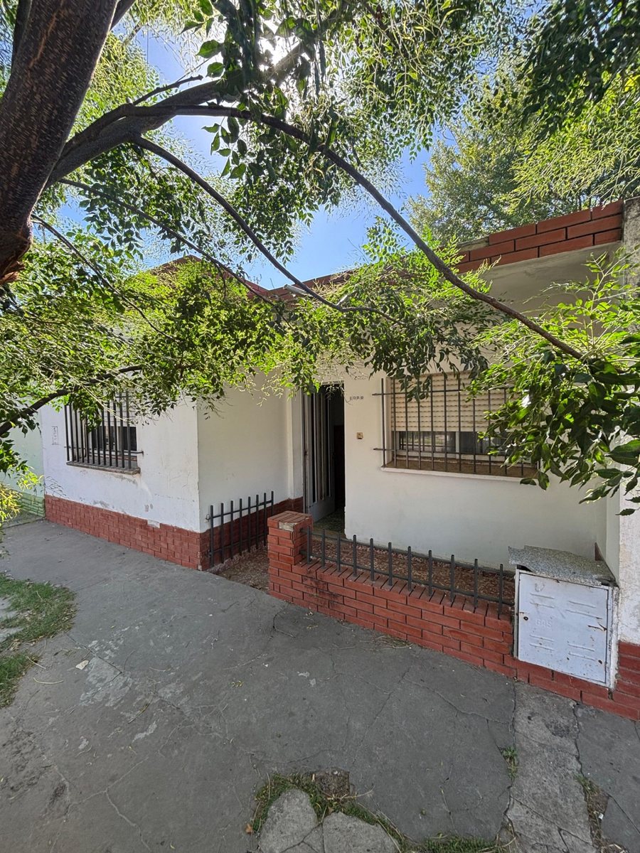 CASA EN VENTA EN PERGAMINO A REFACCIONAR CON PATIO