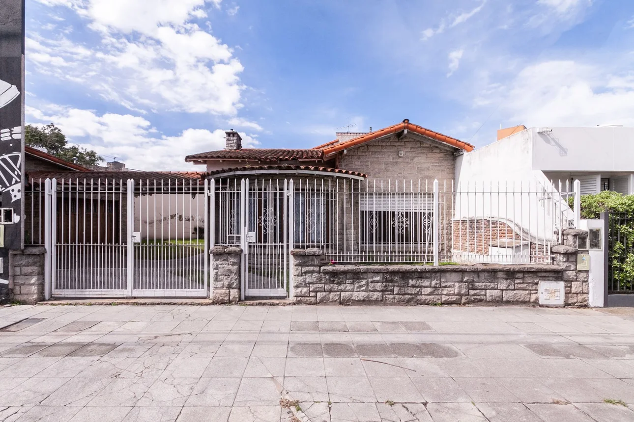 Casa de 4 ambientes en venta en Temperley, Avenida Hipólito Yrigoyen 10300, foto 2