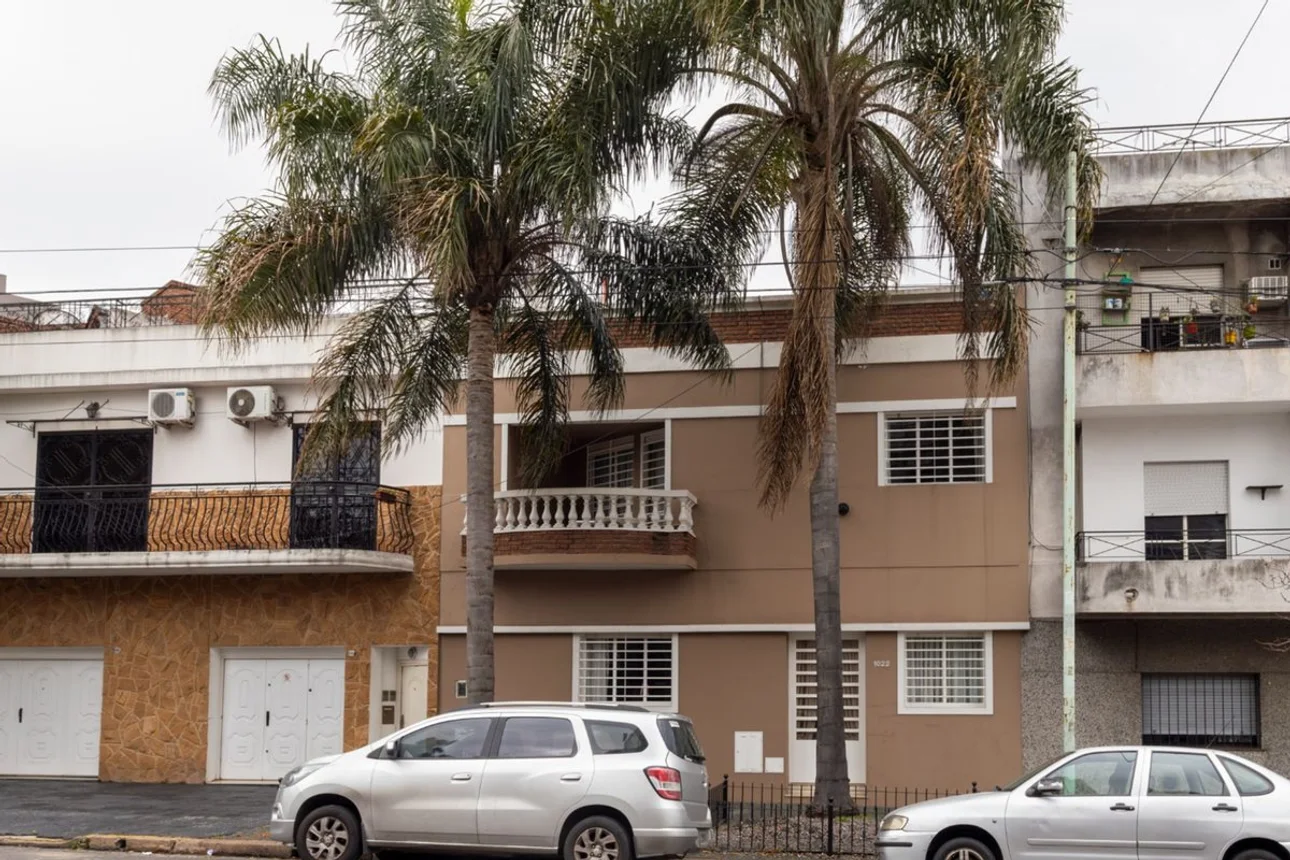 Casa de 5 ambientes en venta en Parque Chacabuco, Avenida Castañares 1000