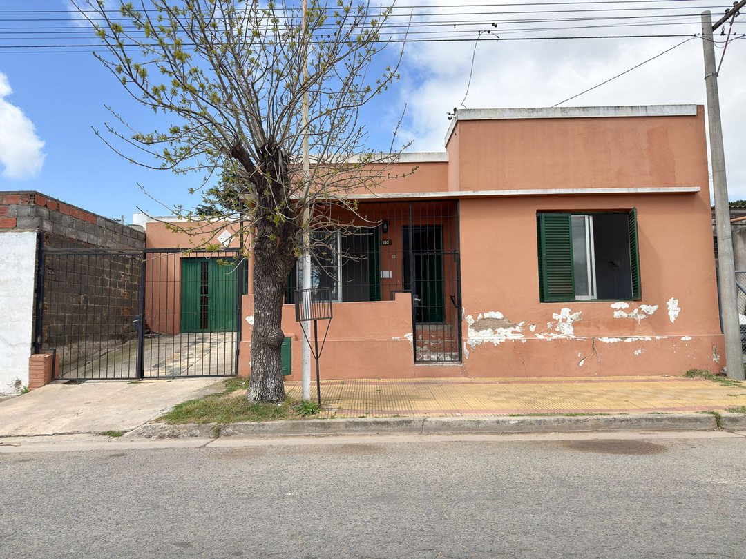 CASA EN VENTA 2 HAB JARDIN QUINCHO COCHERA TANDIL