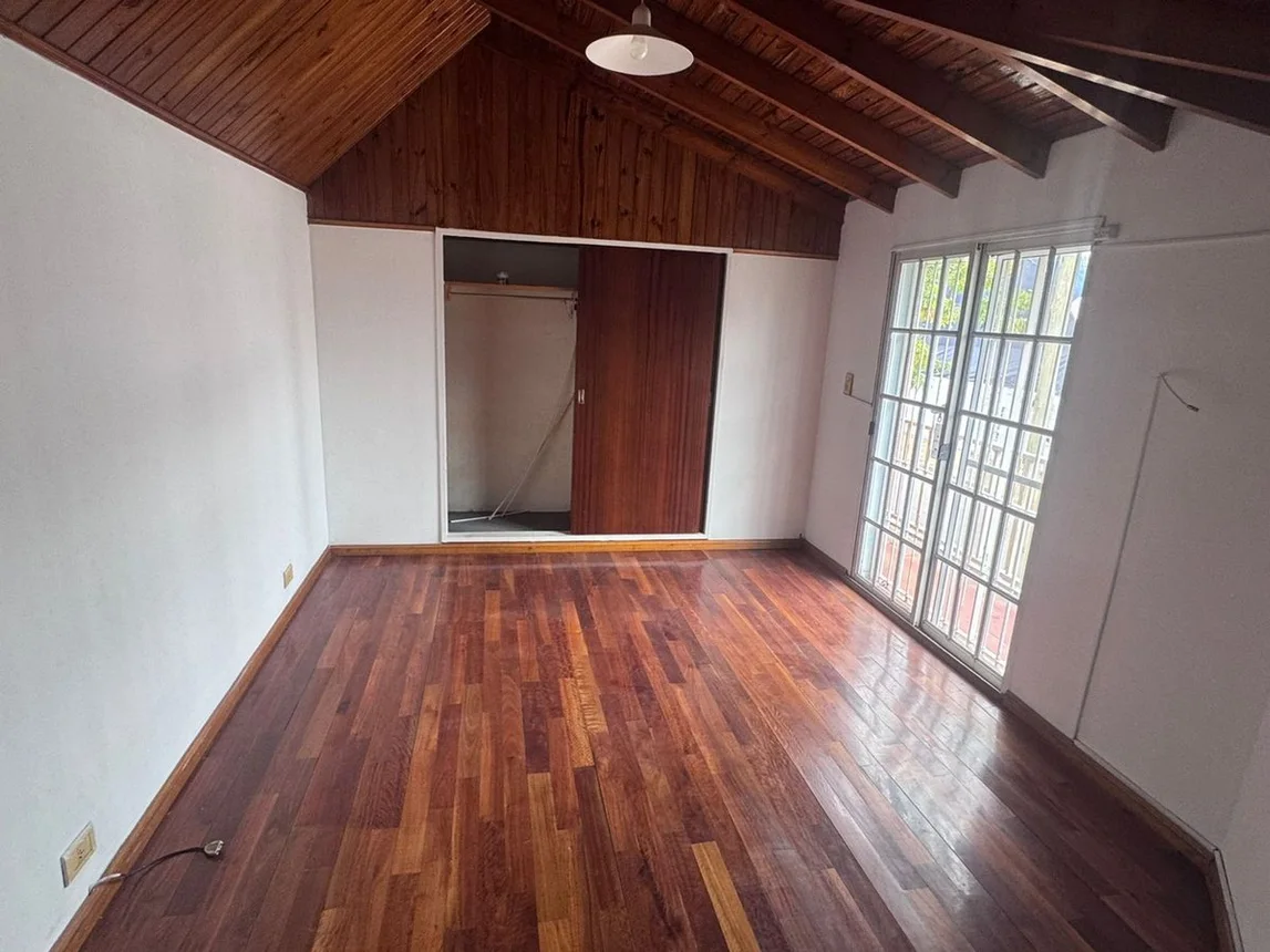 Casa dúplex de 3 ambientes en venta en Quilmes, Solís 400