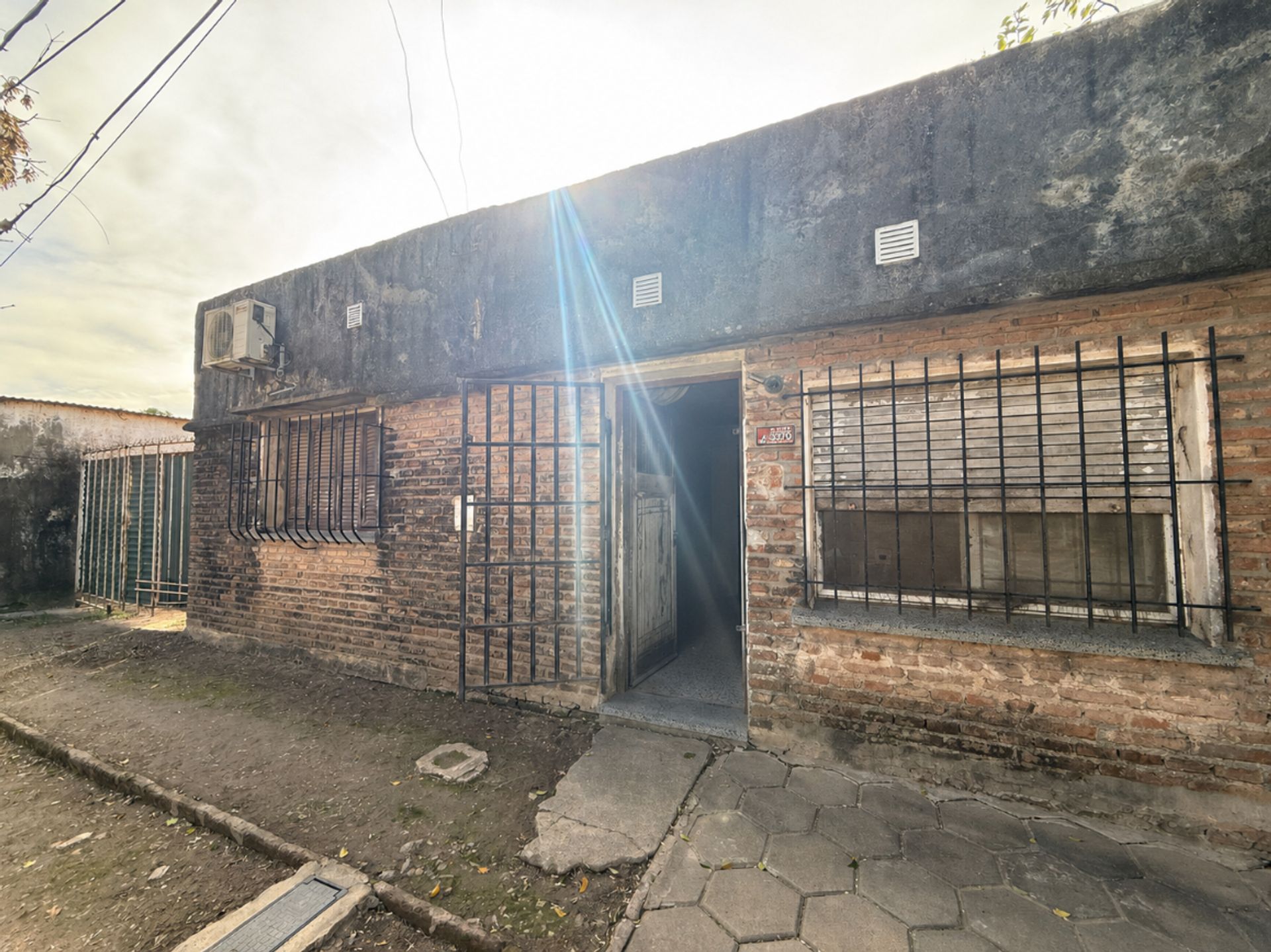 Casa en venta a refaccionar con 420m2 de terreno!