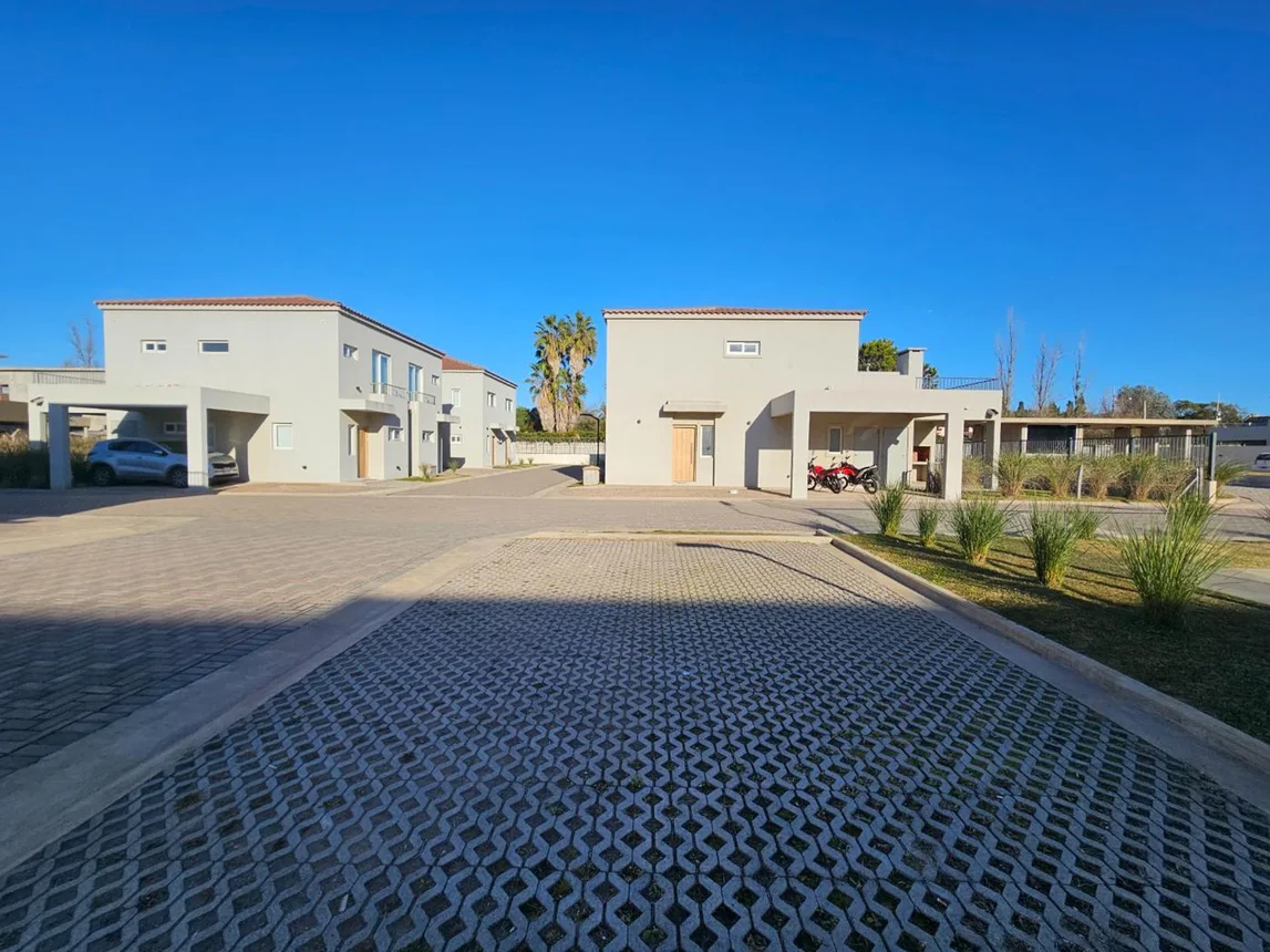 Casa dúplex en venta en Pilar, foto 2