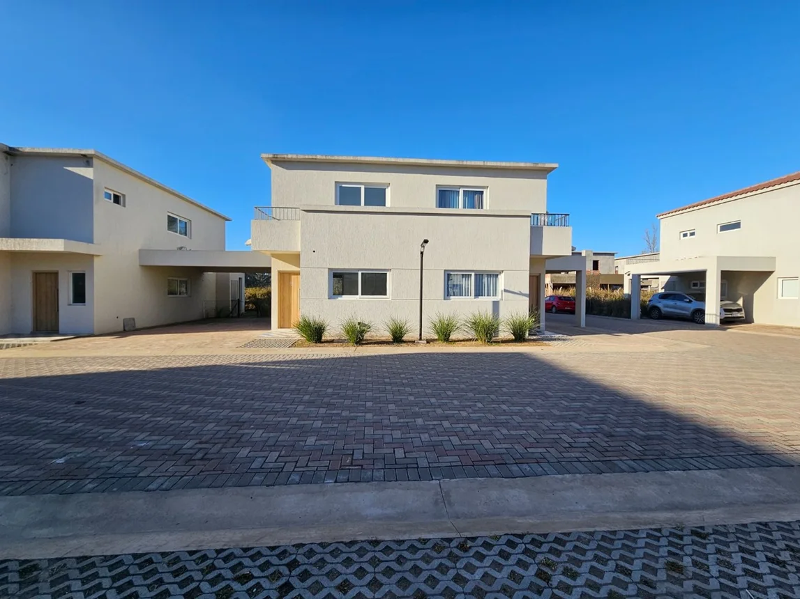 Casa dúplex en venta en Pilar