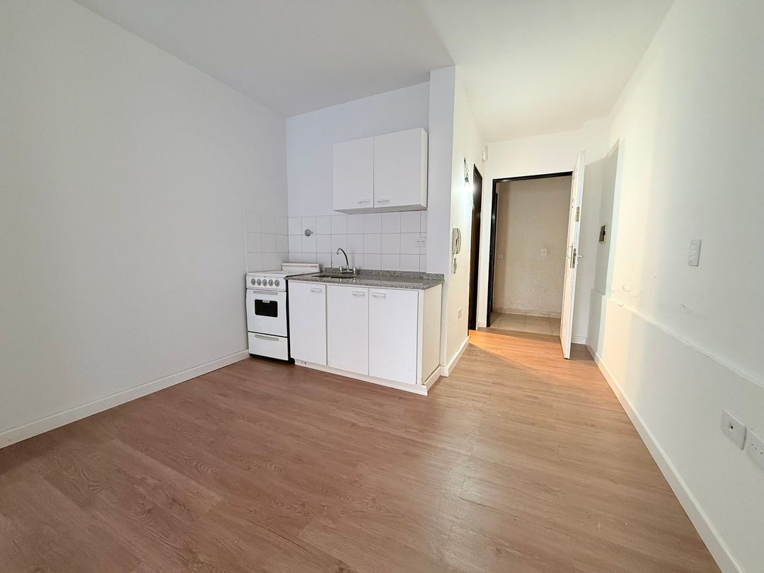 VENDE mono amb 1er piso Av Cordoba