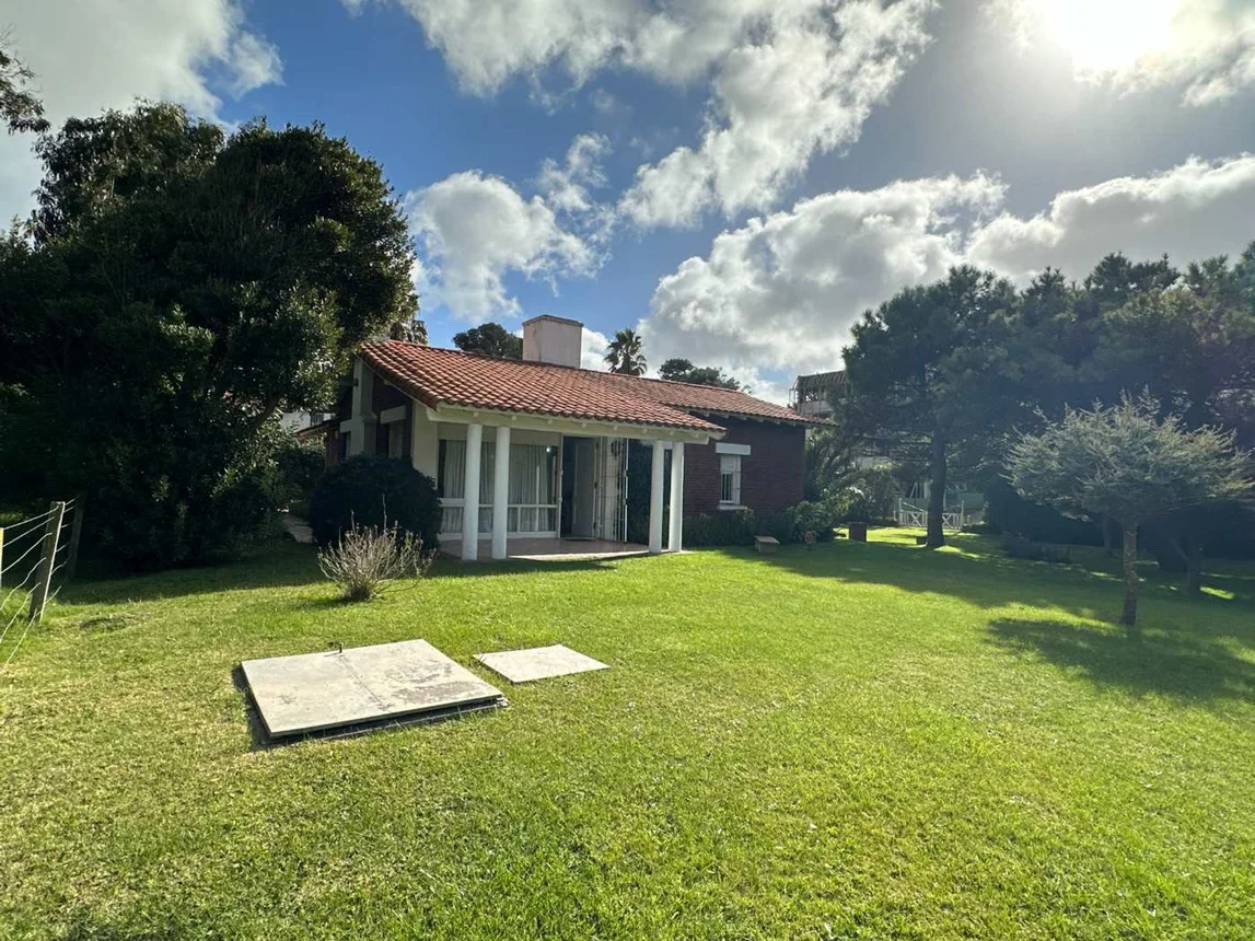 Casa de 4 ambientes en venta en Pinamar, Del Odiseo 300