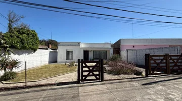 Casa 3 ambientes en venta en Los Nogales, Colonia