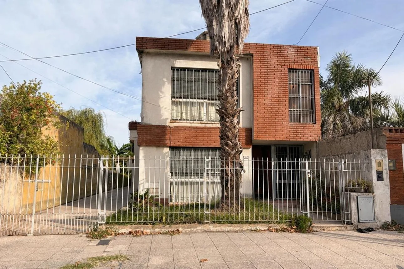 Casa de 4 ambientes en venta en Ezpeleta Este, Buenos Aires 1000